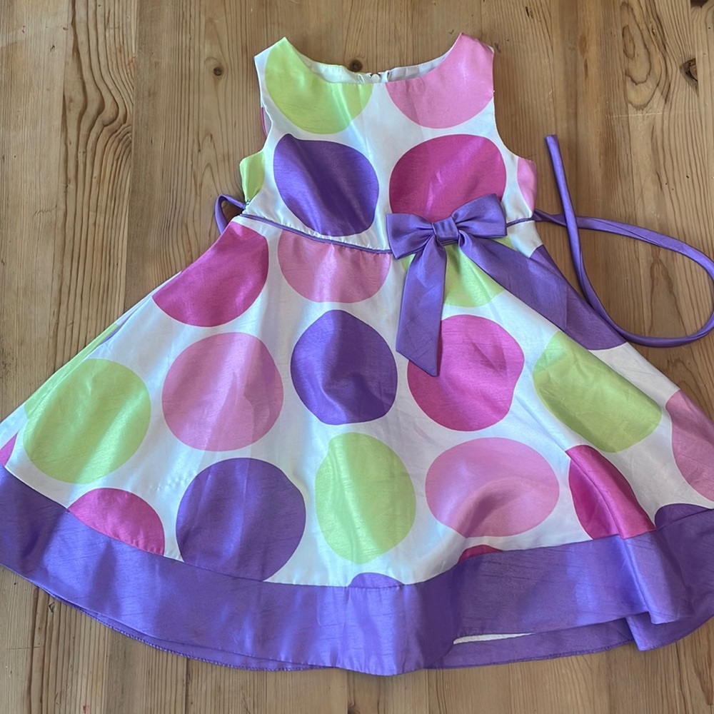 Fun dress. White satin lining. 3T.
